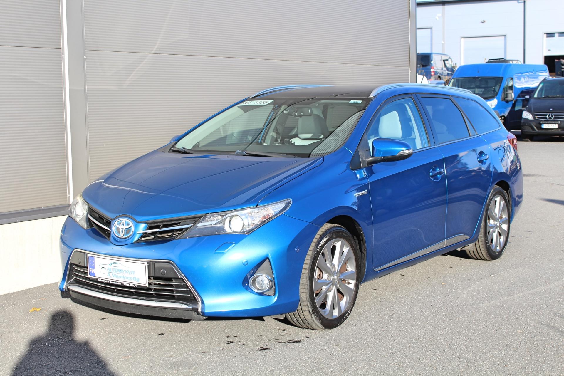 Toyota Auris 1.8 Hybrid Touring Sports Premium *PANORAMAKATTO/NAHKAPENKIT/VETOKOUKKU/XENON*