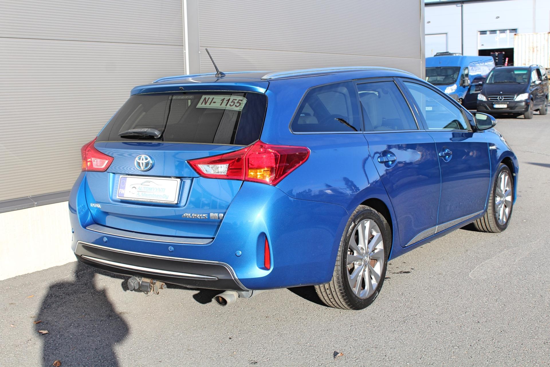 Toyota Auris 1.8 Hybrid Touring Sports Premium *PANORAMAKATTO/NAHKAPENKIT/VETOKOUKKU/XENON*