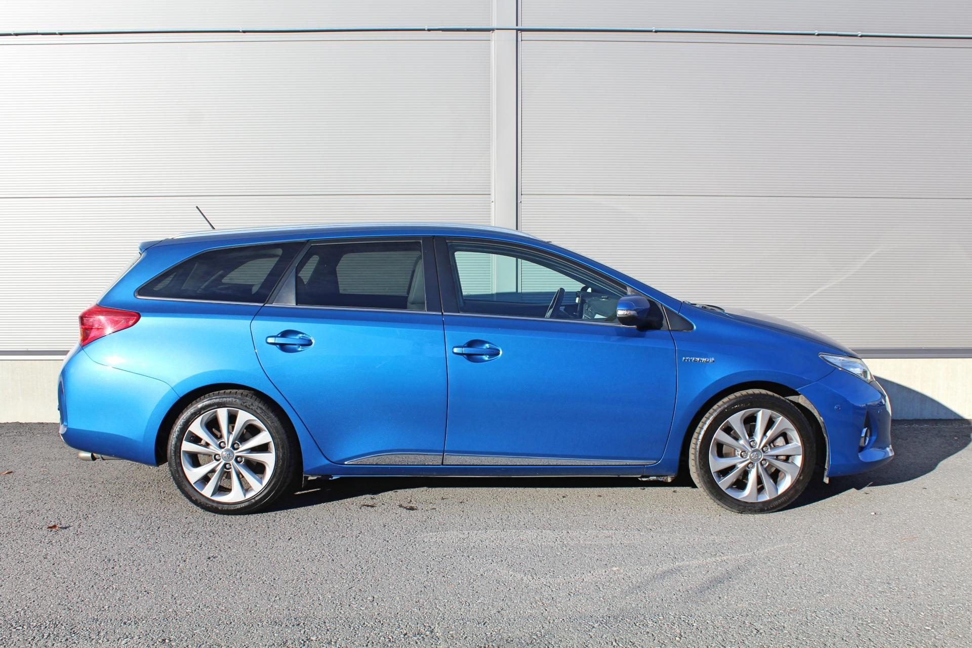 Toyota Auris 1.8 Hybrid Touring Sports Premium *PANORAMAKATTO/NAHKAPENKIT/VETOKOUKKU/XENON*