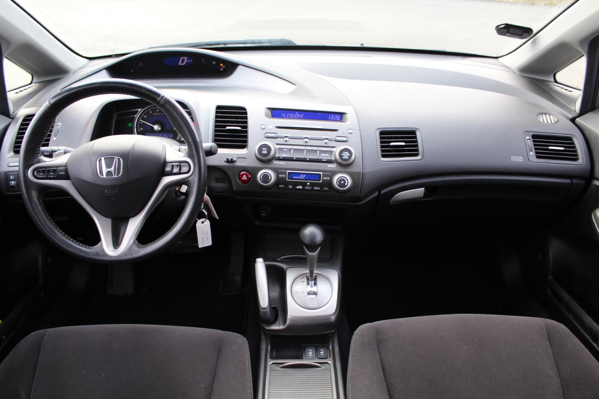 Honda Civic 1,8i AT Executive 4d *JUURI KATSASTTTU/TOIMIVA ILMASTOINTI/VETOKOUKKU*
