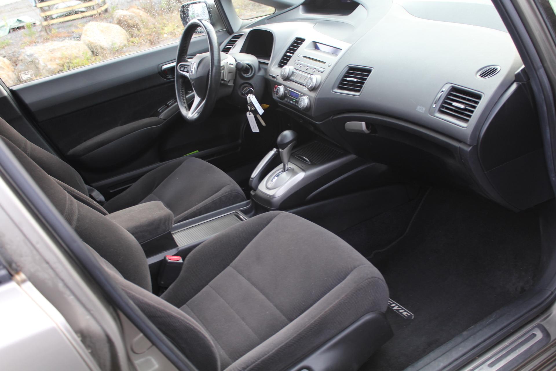 Honda Civic 1,8i AT Executive 4d *JUURI KATSASTTTU/TOIMIVA ILMASTOINTI/VETOKOUKKU*