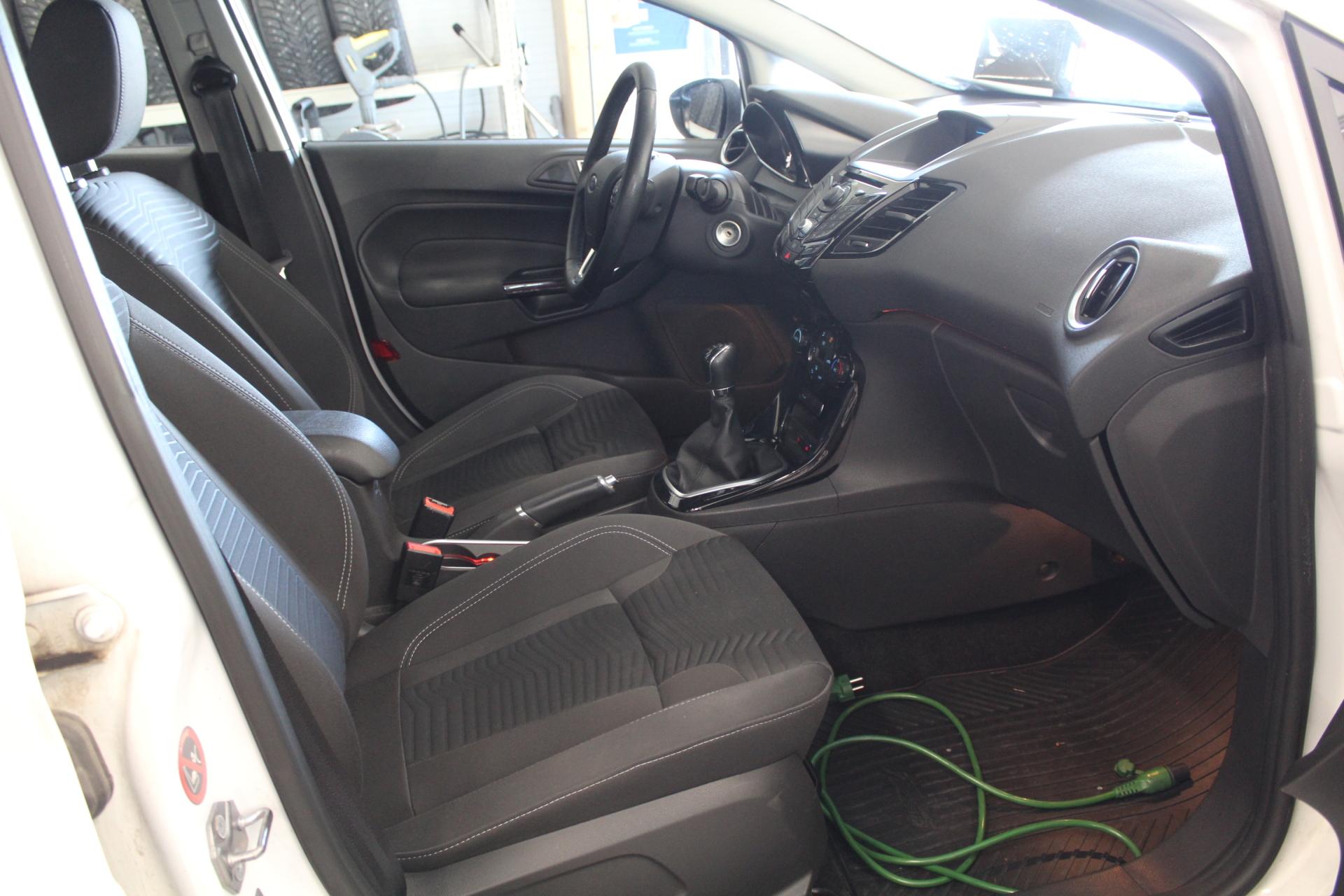 Ford Fiesta EcoBoost 100hv Titanium 5-ov *JAKOHIHNA VAIHDETTU/JUURI KATSASTETTU/UUDET KESÄRENKAAT/CRUISE*