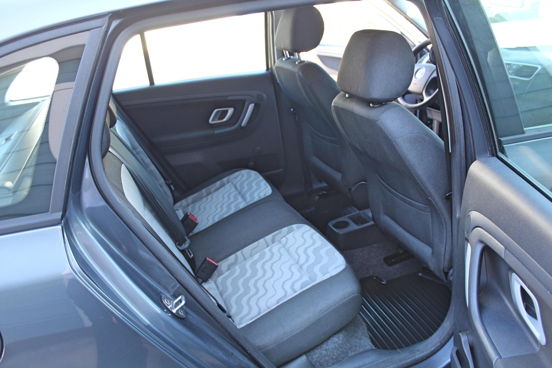 Skoda Fabia Combi 1,4 16v Ambiente *JUURI HUOLLETTU JA JAKOHIHNA VAIHDETTU*