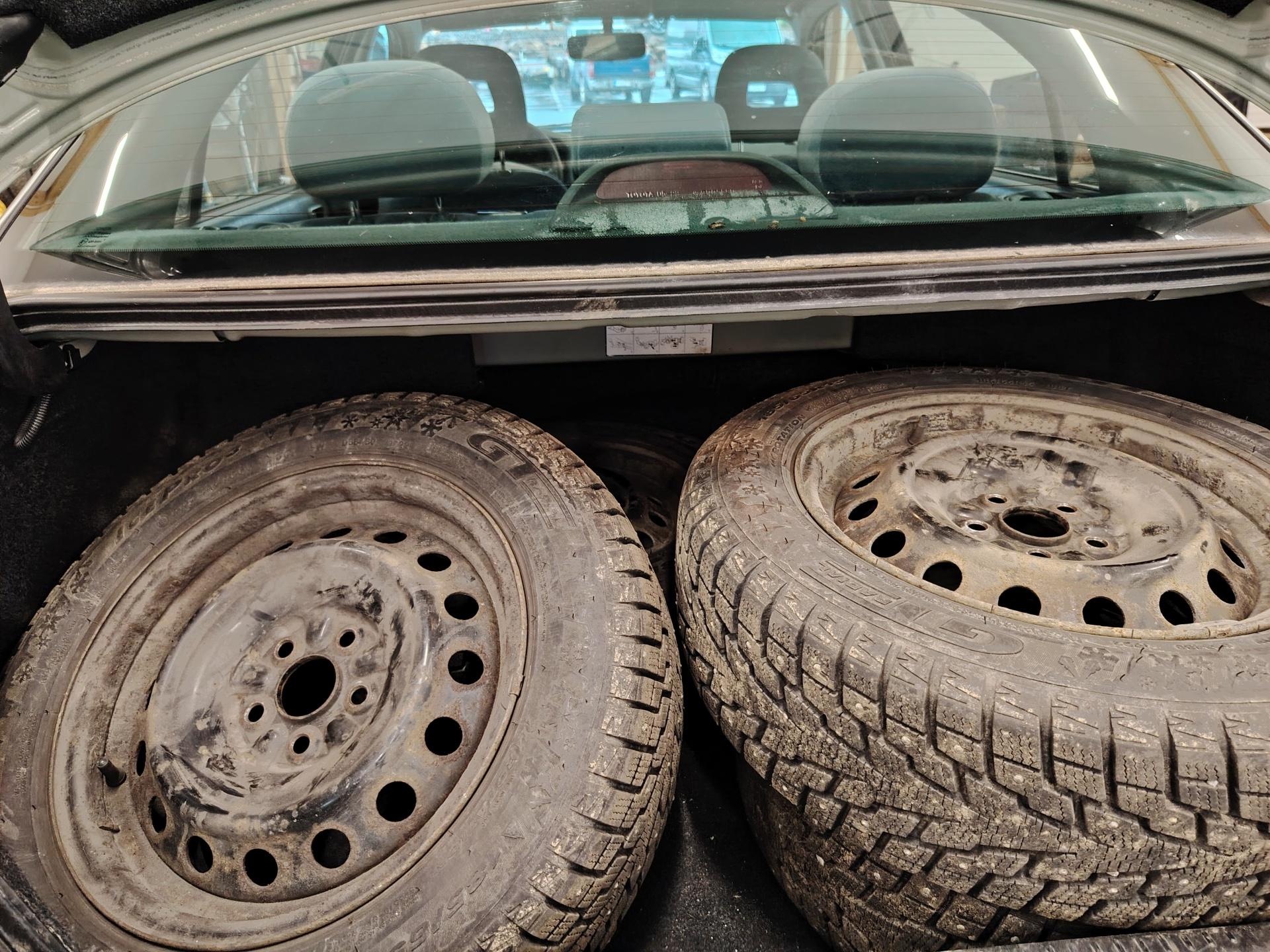 Toyota Avensis 1.8 Automaatti *ILMASTOINTI/VETOKOUKKU/JUURI KATSASTETTU*