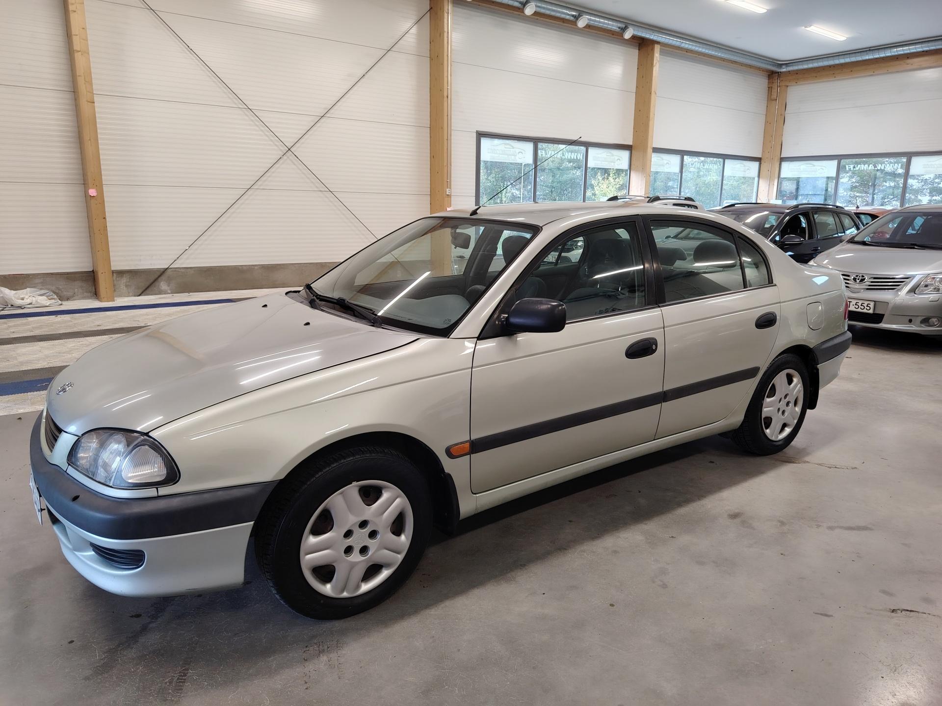 Toyota Avensis 1.8 Automaatti *ILMASTOINTI/VETOKOUKKU/JUURI KATSASTETTU*
