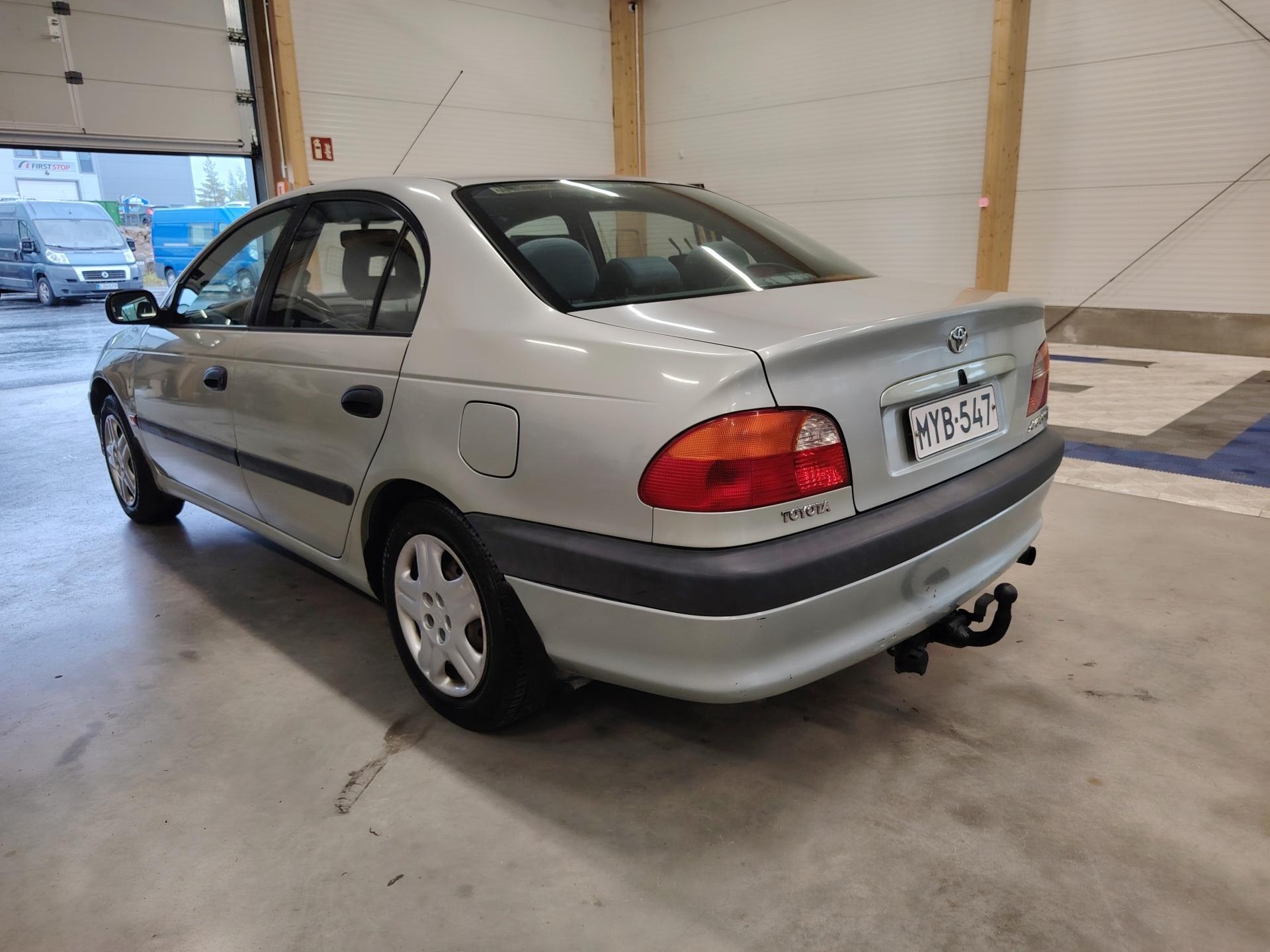 Toyota Avensis 1.8 Automaatti *ILMASTOINTI/VETOKOUKKU/JUURI KATSASTETTU*