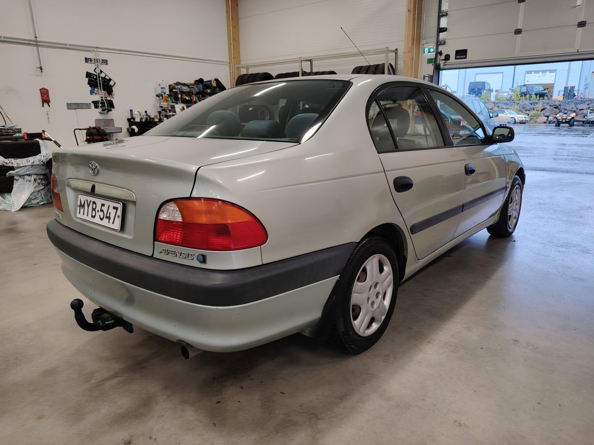 Toyota Avensis 1.8 Automaatti *ILMASTOINTI/VETOKOUKKU/JUURI KATSASTETTU*