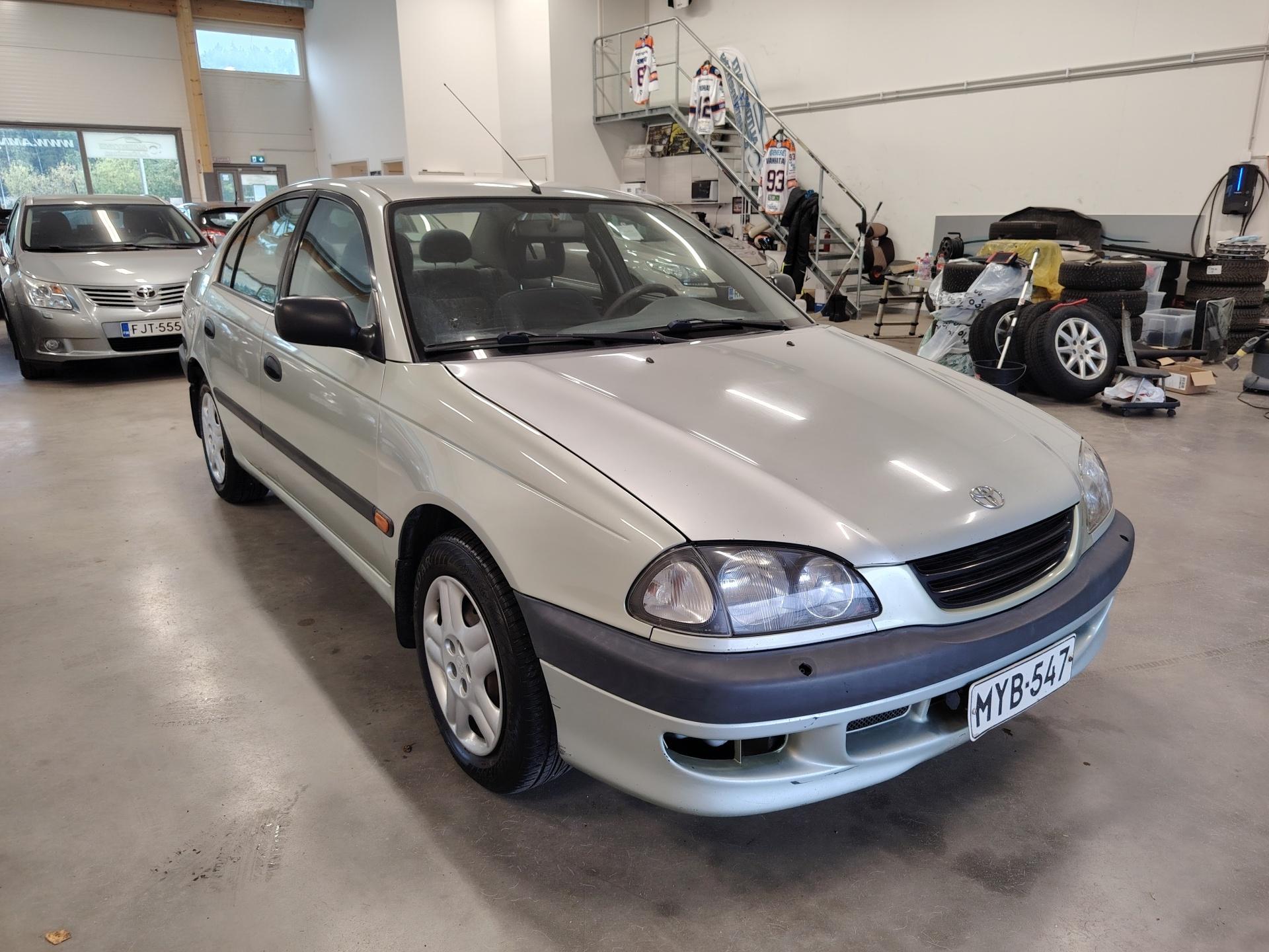 Toyota Avensis 1.8 Automaatti *ILMASTOINTI/VETOKOUKKU/JUURI KATSASTETTU*