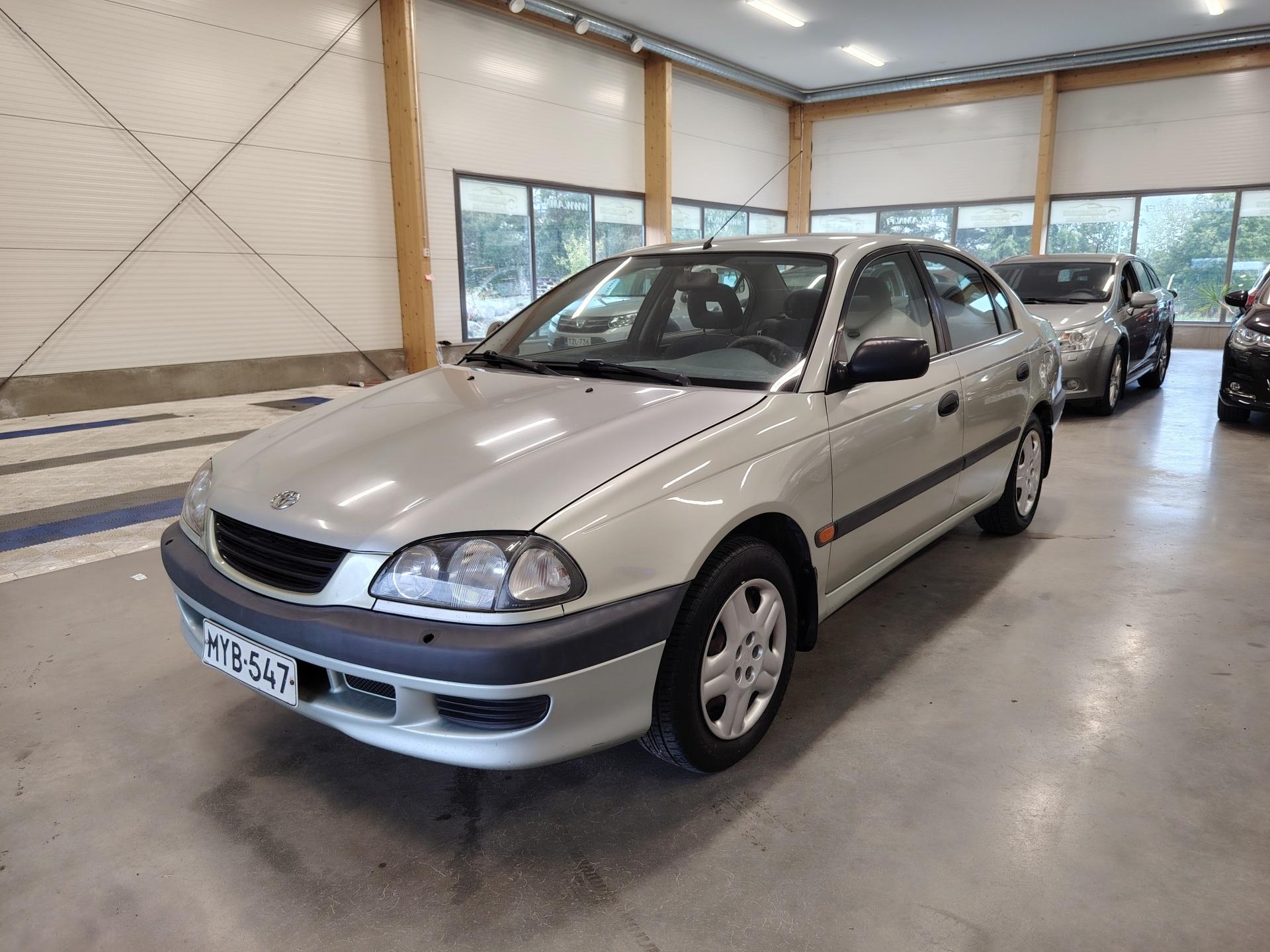 Toyota Avensis 1.8 Automaatti *ILMASTOINTI/VETOKOUKKU/JUURI KATSASTETTU*