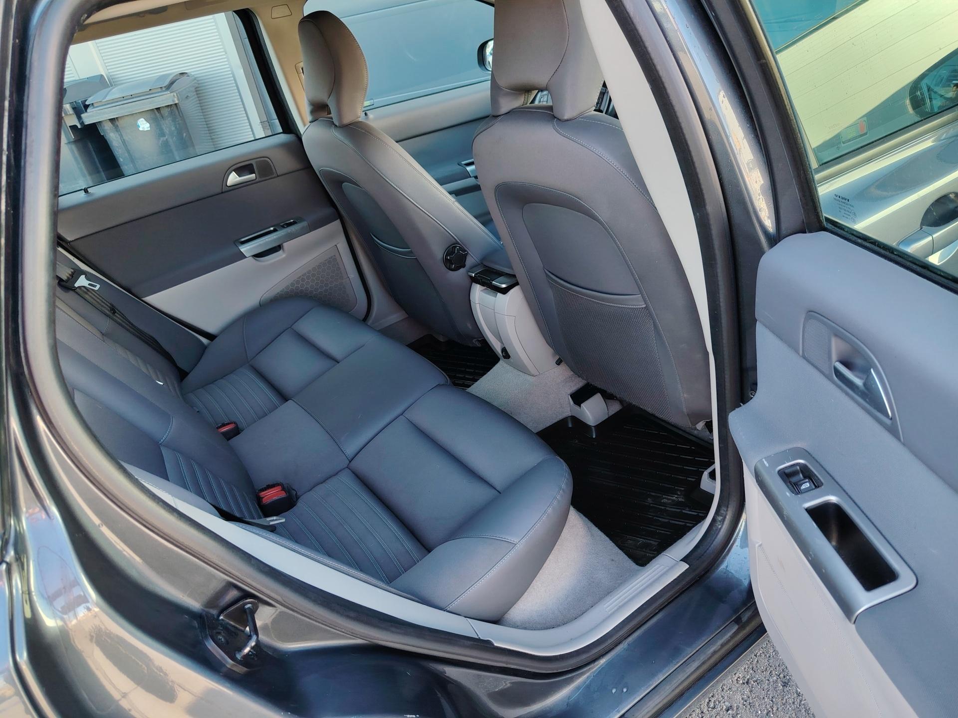 Volvo V50 1.8F Momentum *CRUISE/XENON/VETOKOUKKU/LOHKOLÄMMITIN*