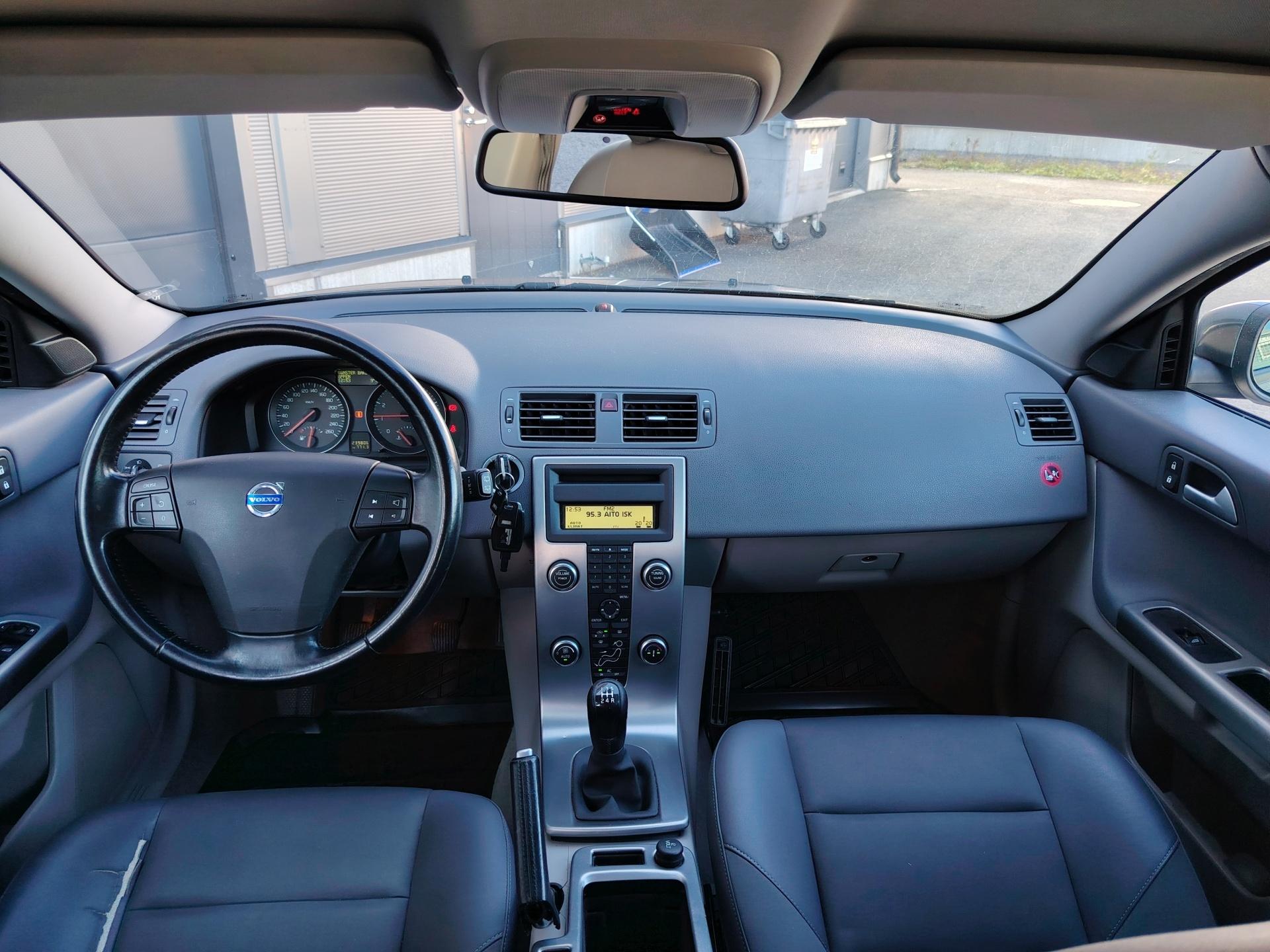 Volvo V50 1.8F Momentum *CRUISE/XENON/VETOKOUKKU/LOHKOLÄMMITIN*