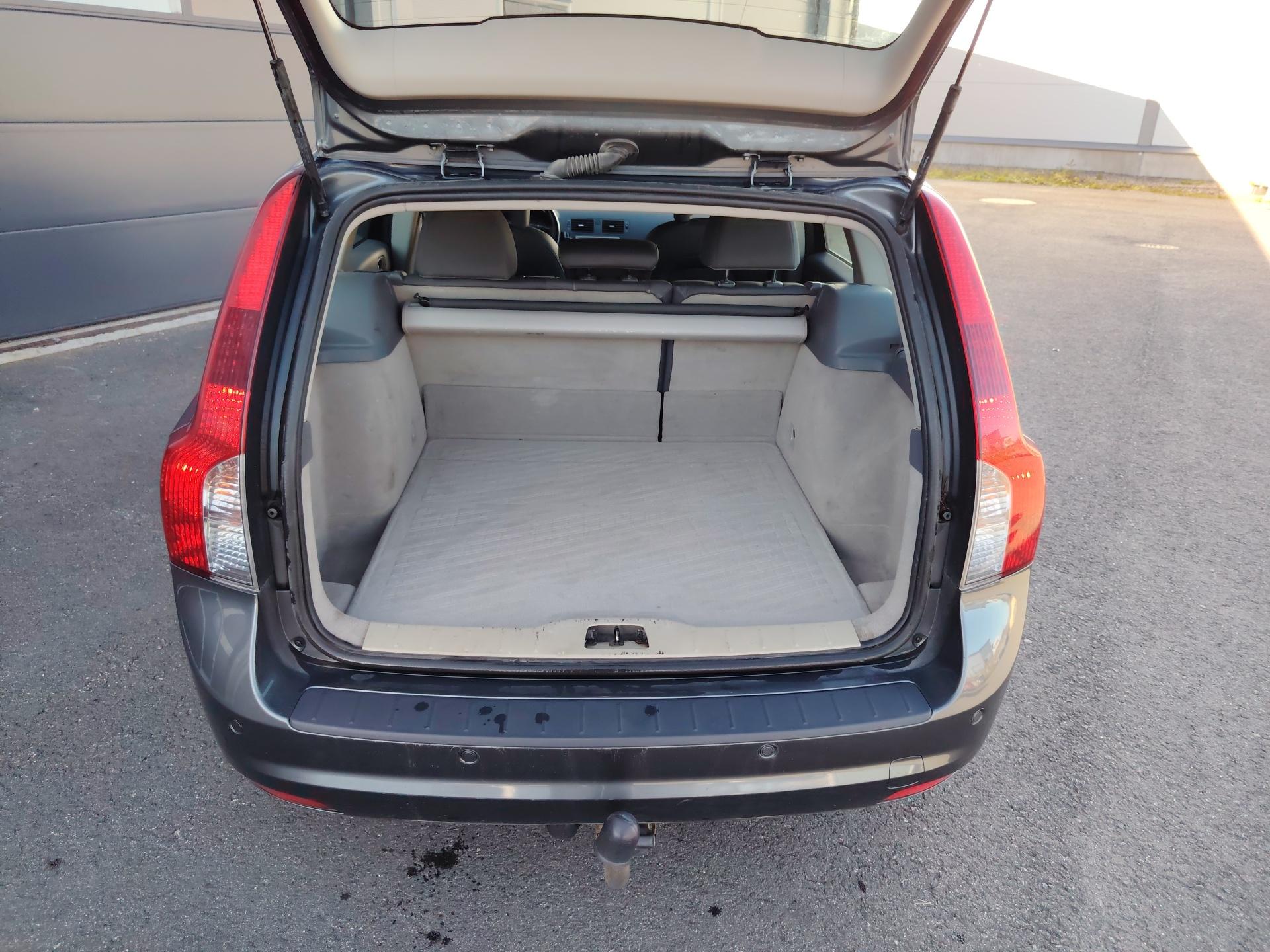 Volvo V50 1.8F Momentum *CRUISE/XENON/VETOKOUKKU/LOHKOLÄMMITIN*