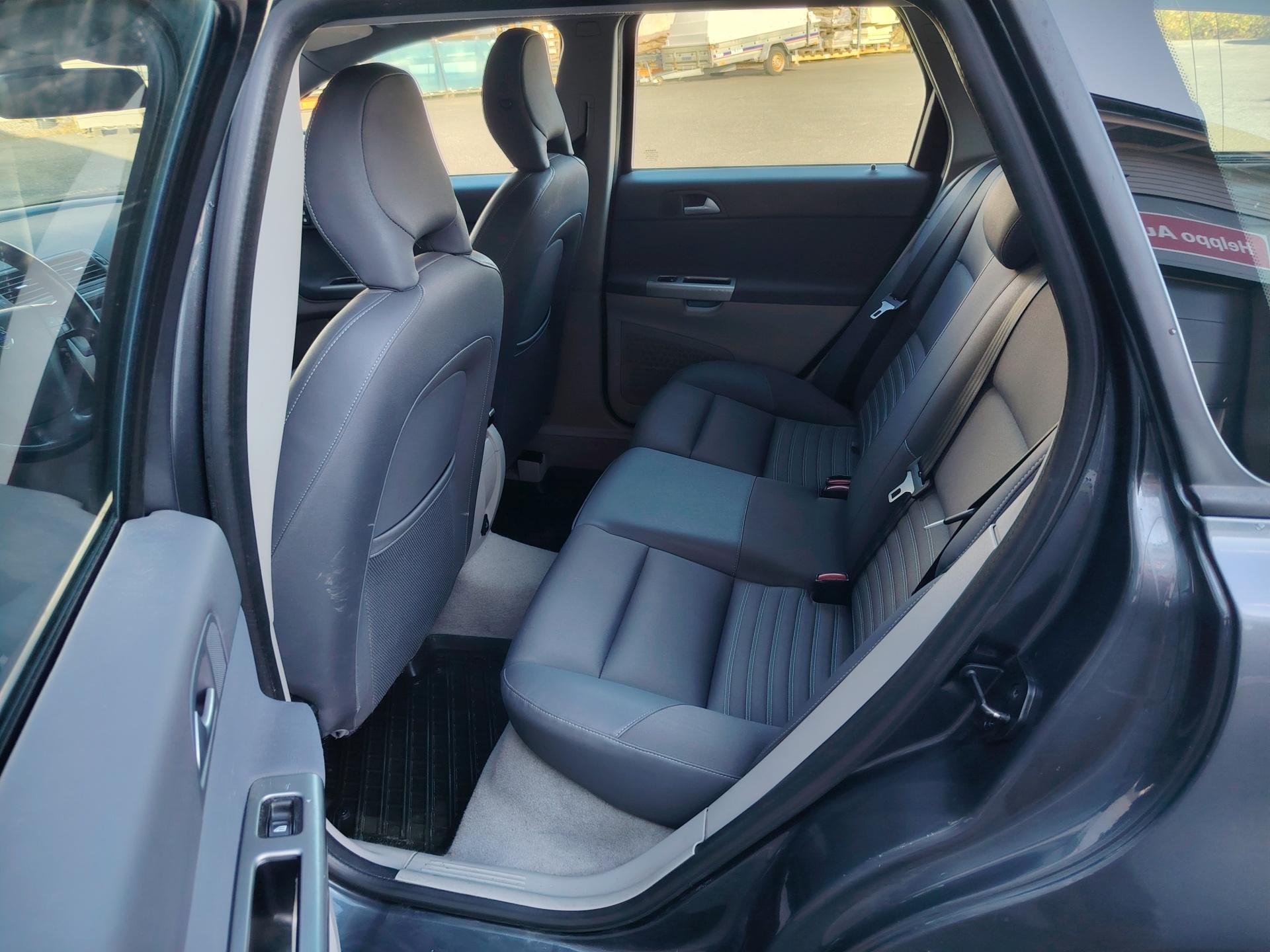 Volvo V50 1.8F Momentum *CRUISE/XENON/VETOKOUKKU/LOHKOLÄMMITIN*