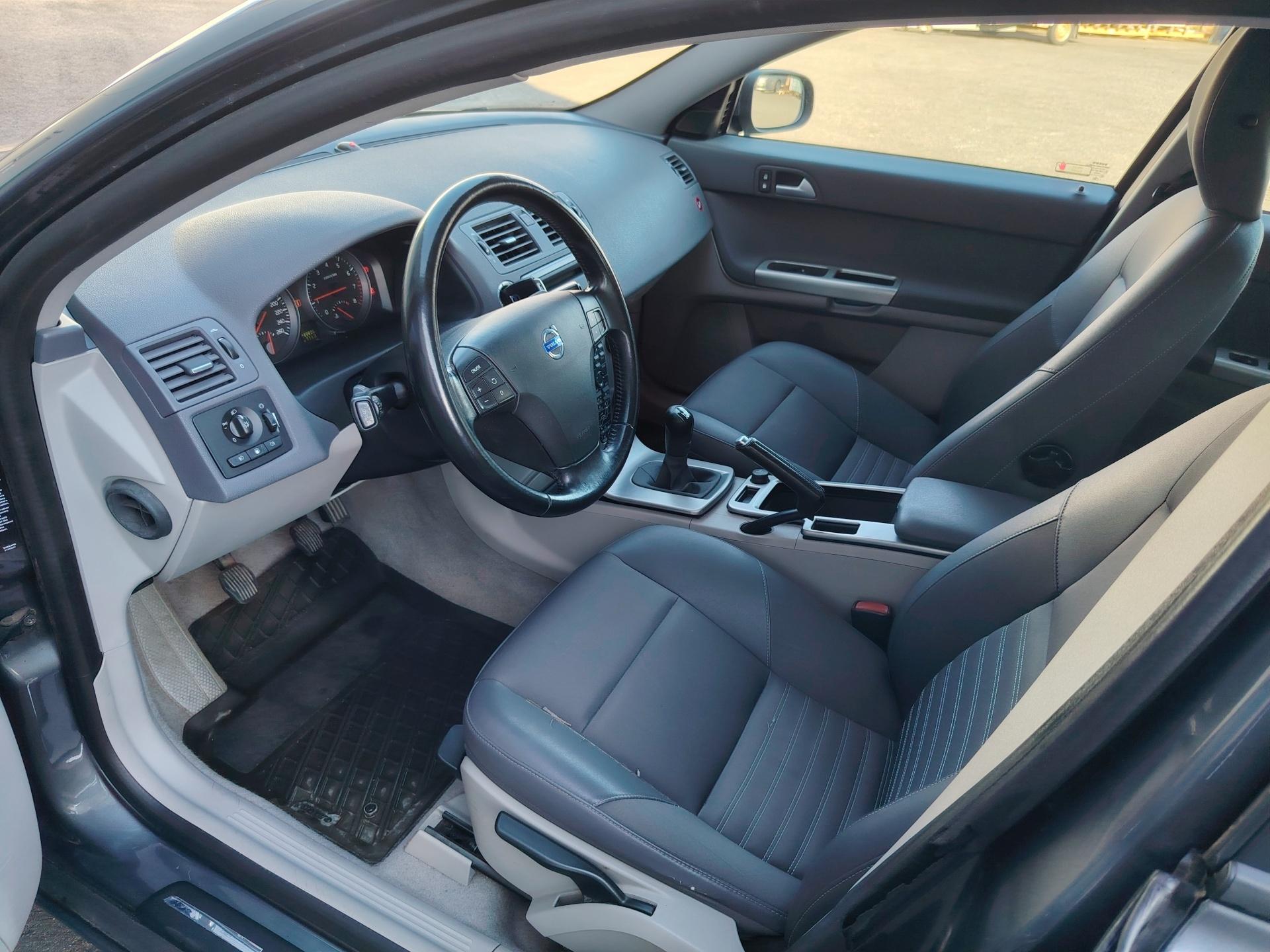 Volvo V50 1.8F Momentum *CRUISE/XENON/VETOKOUKKU/LOHKOLÄMMITIN*