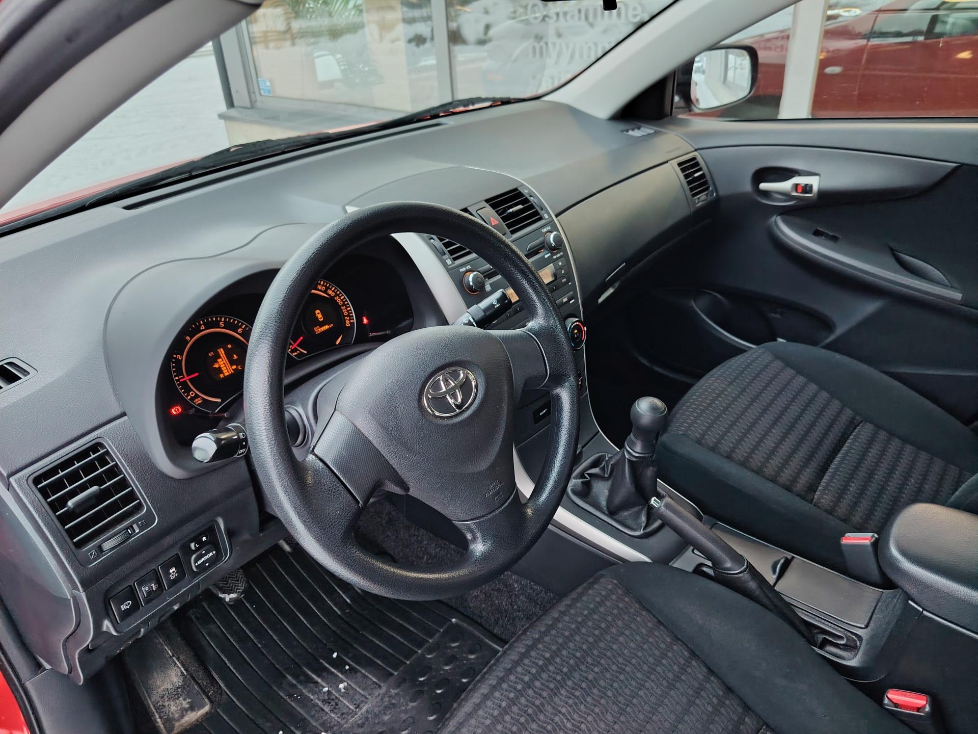 Toyota Corolla 1,4 VVT-i Linea Terra *VETOKOUKKU/JUURI KATSASTETTU*