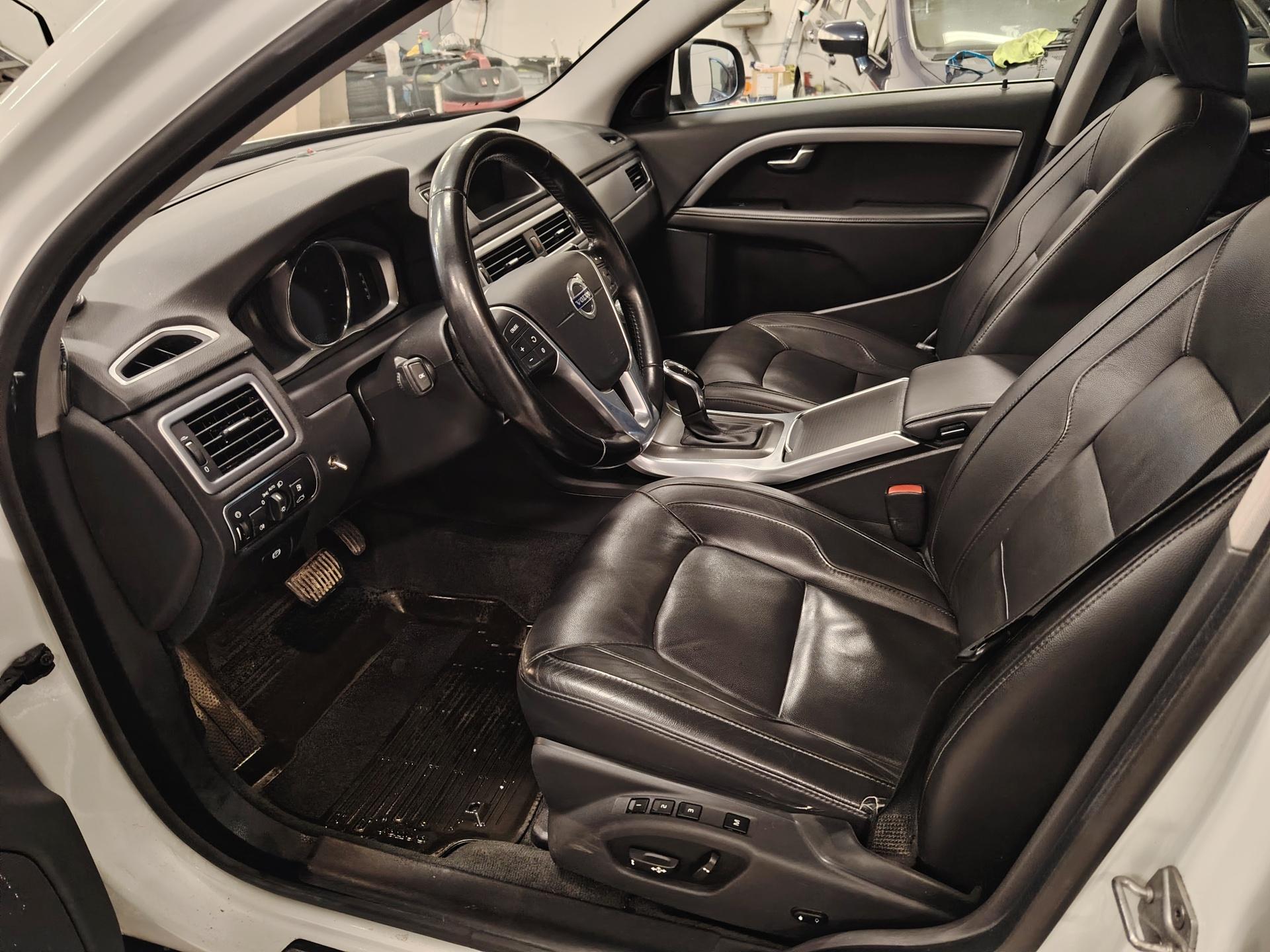 Volvo V70 D2 Aut Classic *PA-LÄMMITIN/KOUKKU/NAVI/NAHAT*