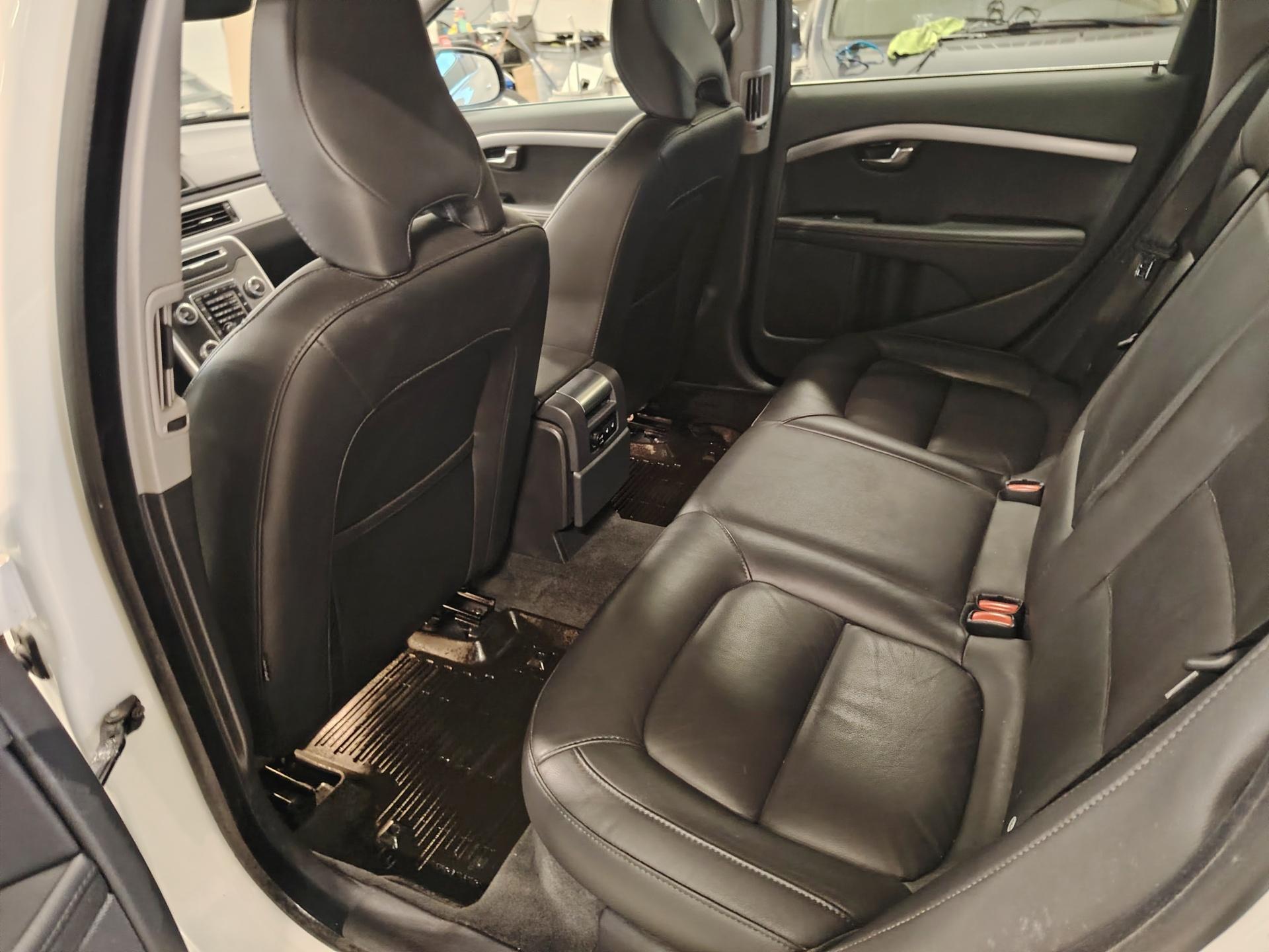 Volvo V70 D2 Aut Classic *PA-LÄMMITIN/KOUKKU/NAVI/NAHAT*