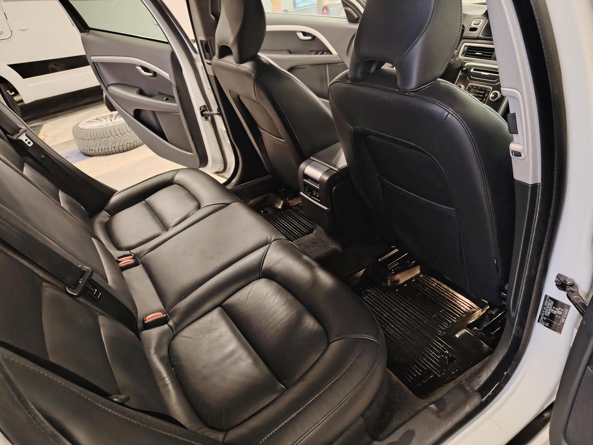 Volvo V70 D2 Aut Classic *PA-LÄMMITIN/KOUKKU/NAVI/NAHAT*