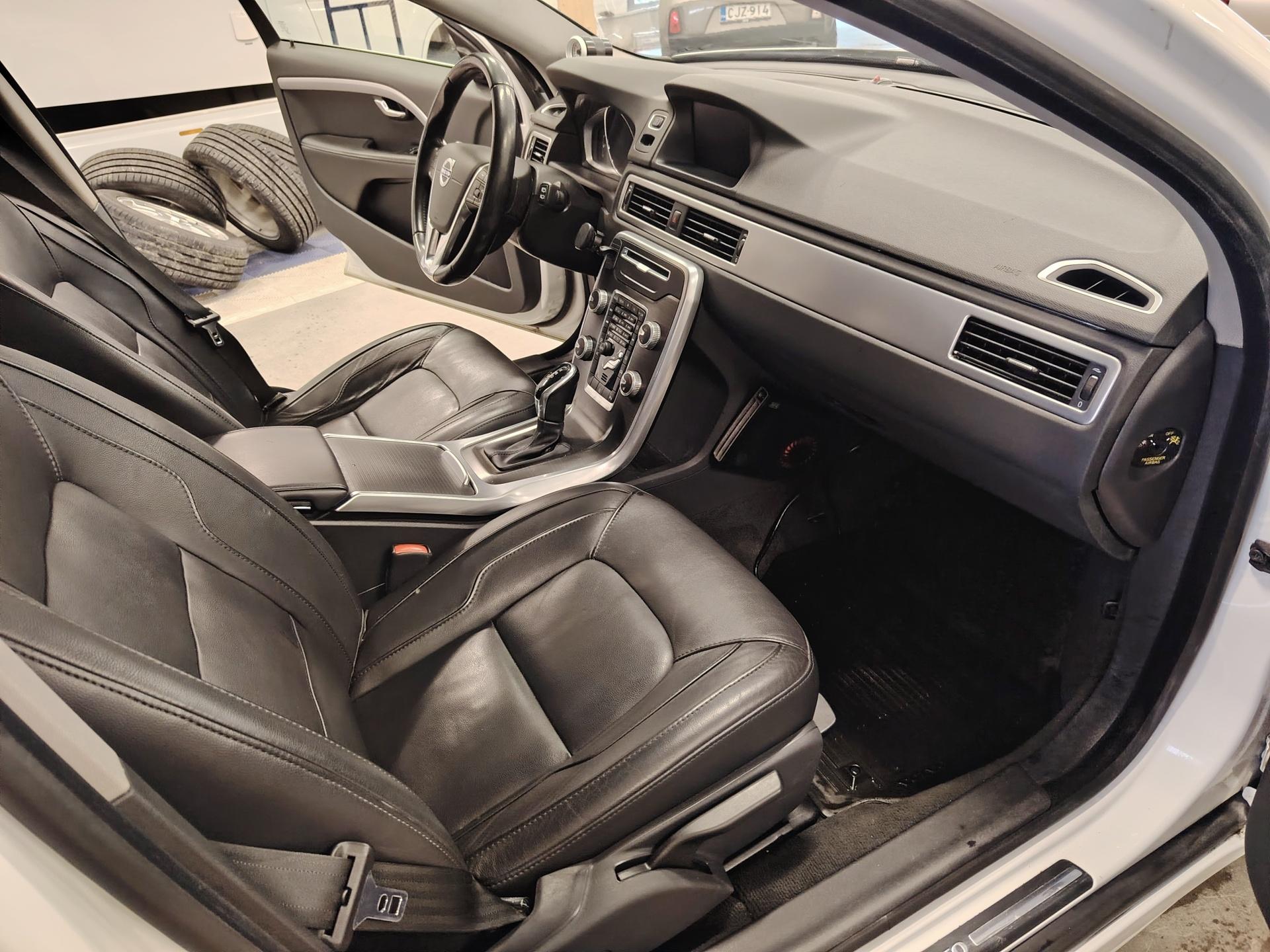 Volvo V70 D2 Aut Classic *PA-LÄMMITIN/KOUKKU/NAVI/NAHAT*