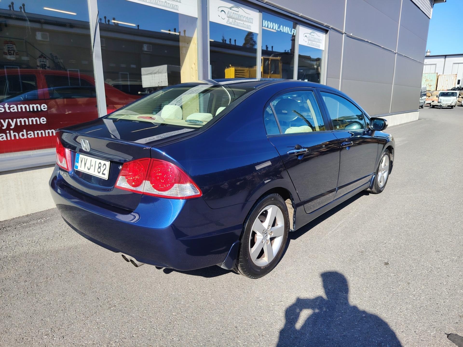 Honda Civic 1.8 Aut *JUURI KATSASTETTU JA HUOLLETTU/CRUISE*