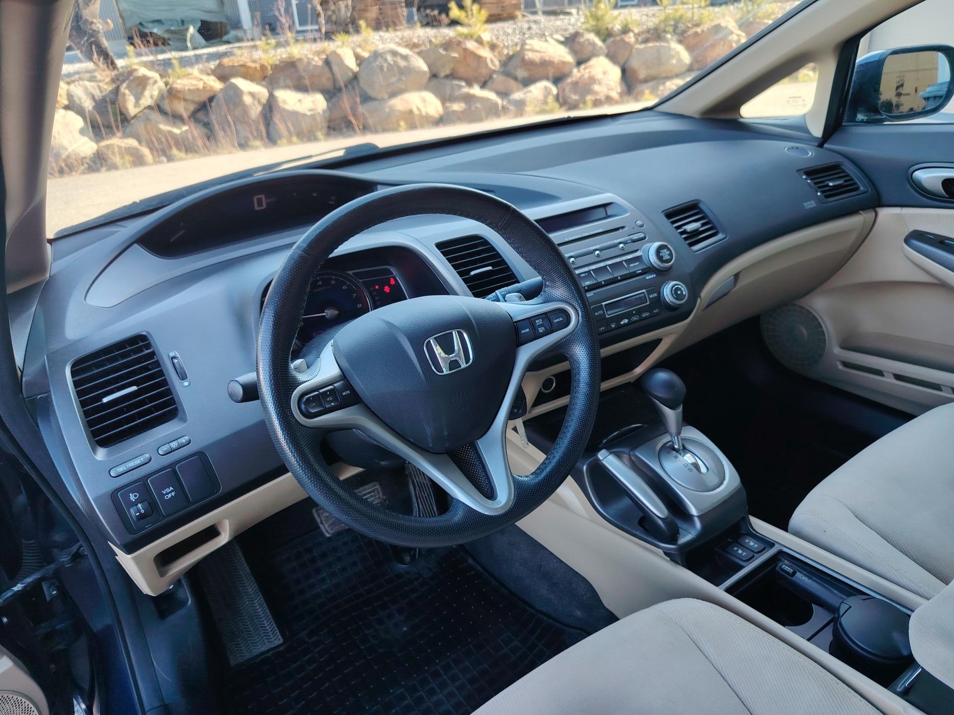 Honda Civic 1.8 Aut *JUURI KATSASTETTU JA HUOLLETTU/CRUISE*