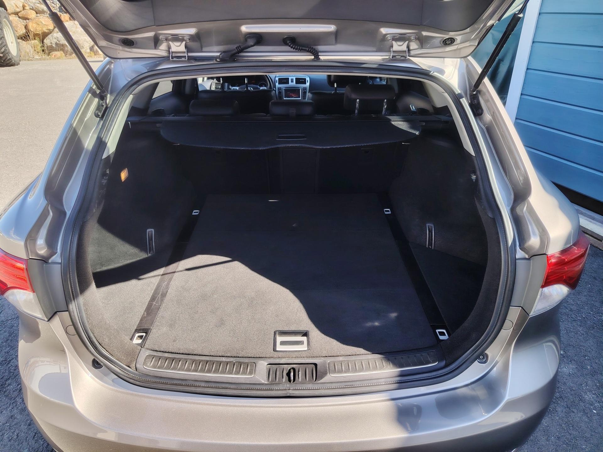 Toyota Avensis 1,8 Valvematic Active Wagon Multidrive S *JUURI KATSASTETTU JA HUOLLETTU/VETOKOUKKU/*