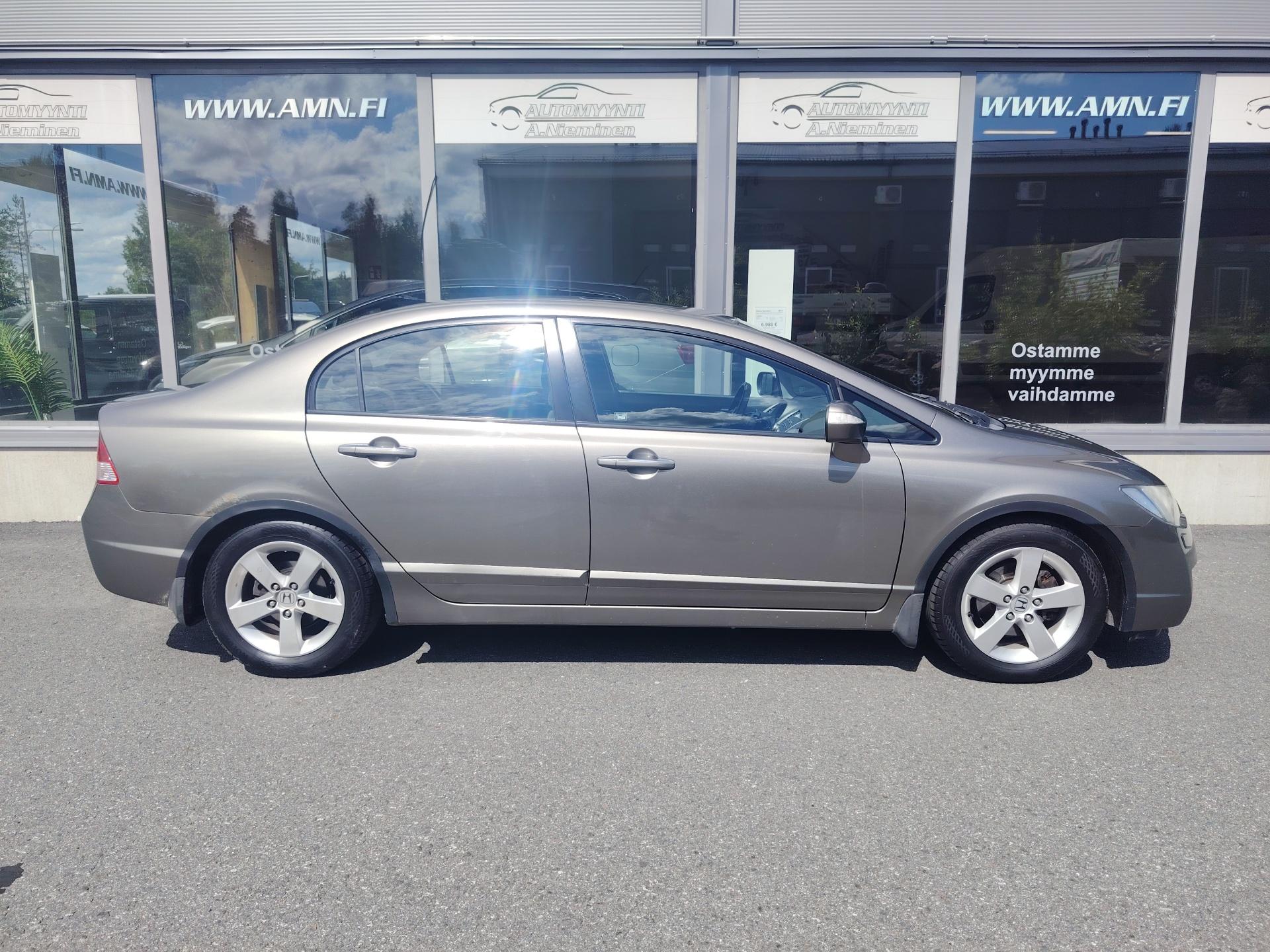 Honda Civic 1,8i AT Executive 4d *JUURI KATSASTTTU/TOIMIVA ILMASTOINTI/VETOKOUKKU*