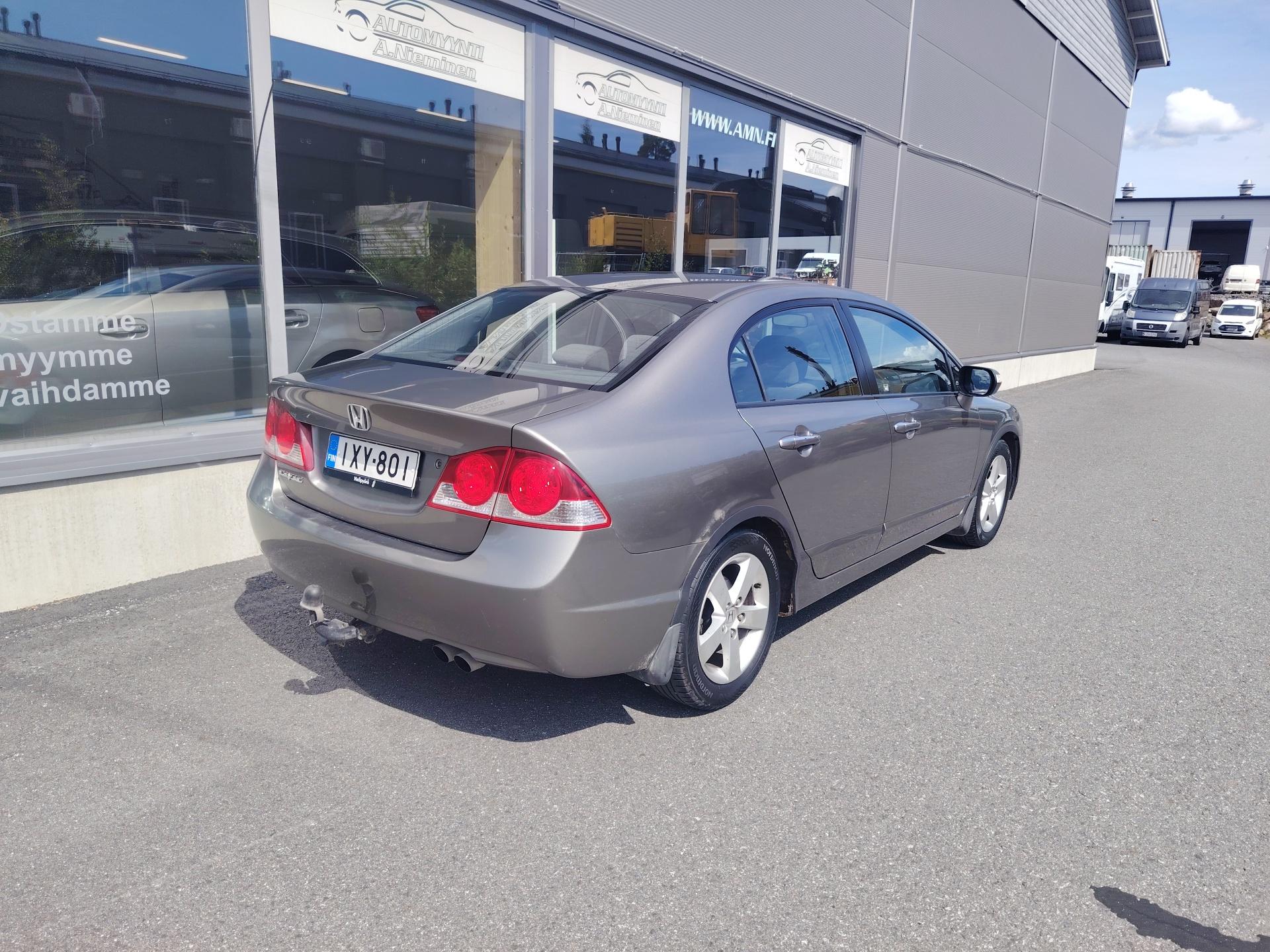Honda Civic 1,8i AT Executive 4d *JUURI KATSASTTTU/TOIMIVA ILMASTOINTI/VETOKOUKKU*