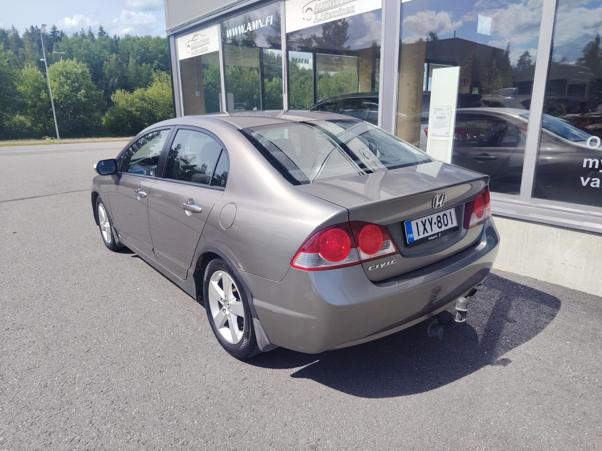 Honda Civic 1,8i AT Executive 4d *JUURI KATSASTTTU/TOIMIVA ILMASTOINTI/VETOKOUKKU*