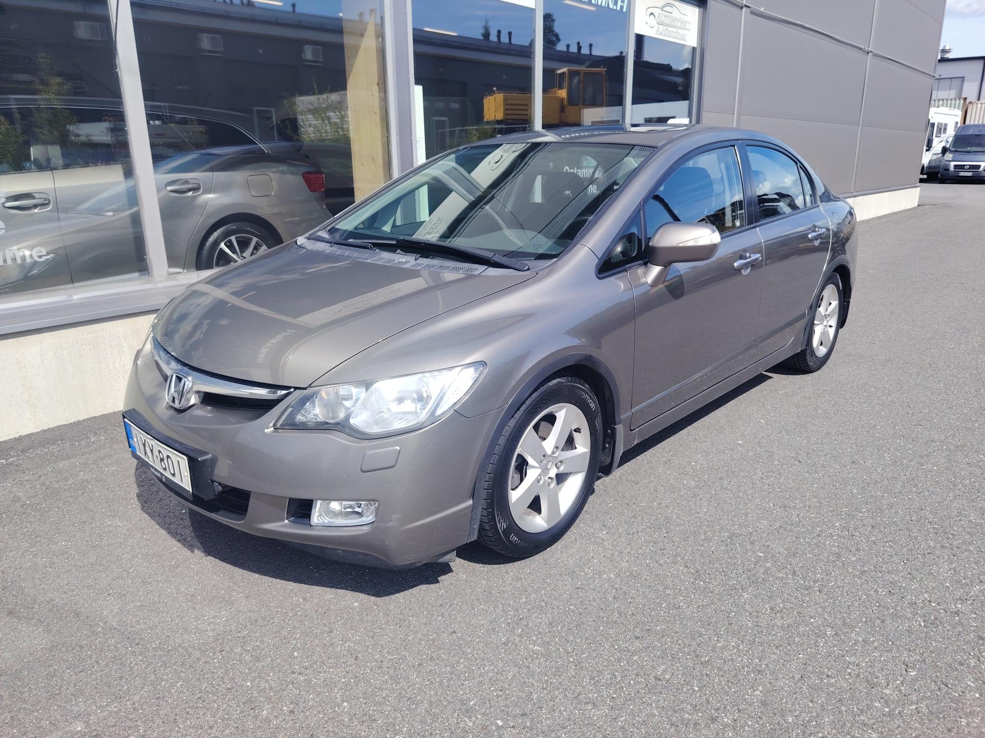 Honda Civic 1,8i AT Executive 4d *JUURI KATSASTTTU/TOIMIVA ILMASTOINTI/VETOKOUKKU*